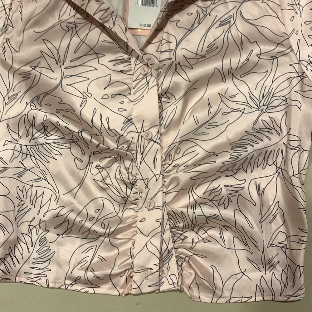 Cropped button up top - Picture 5 of 5